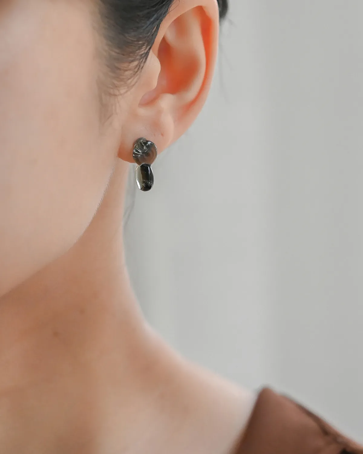 ピアス 夕暮れのカモミール グレー1